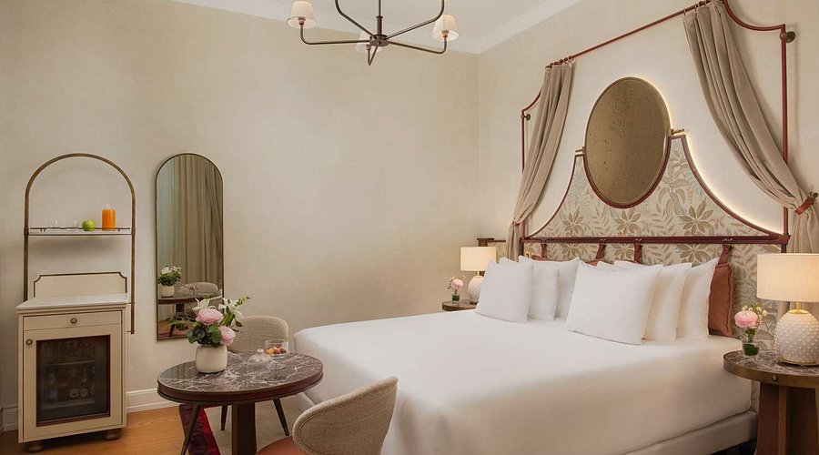 NH Porta Rossa Courtyard