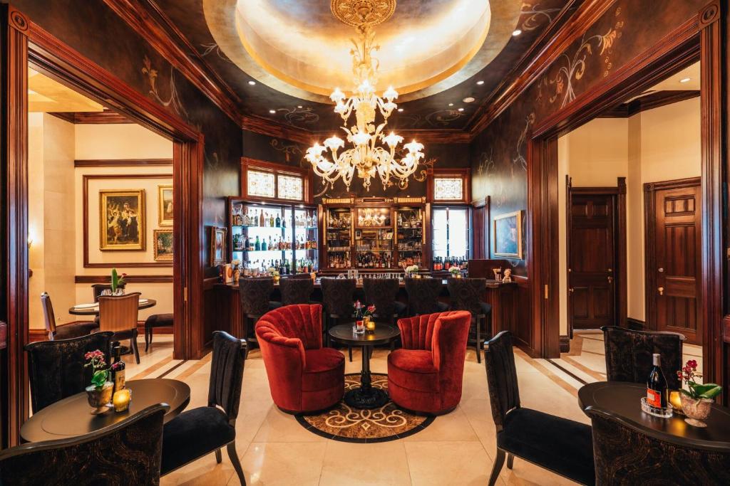 Sutter Mansion Lounge