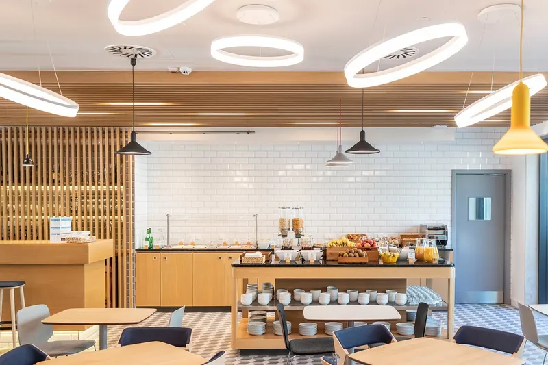 Holiday Inn Express Lisbon breakfast area