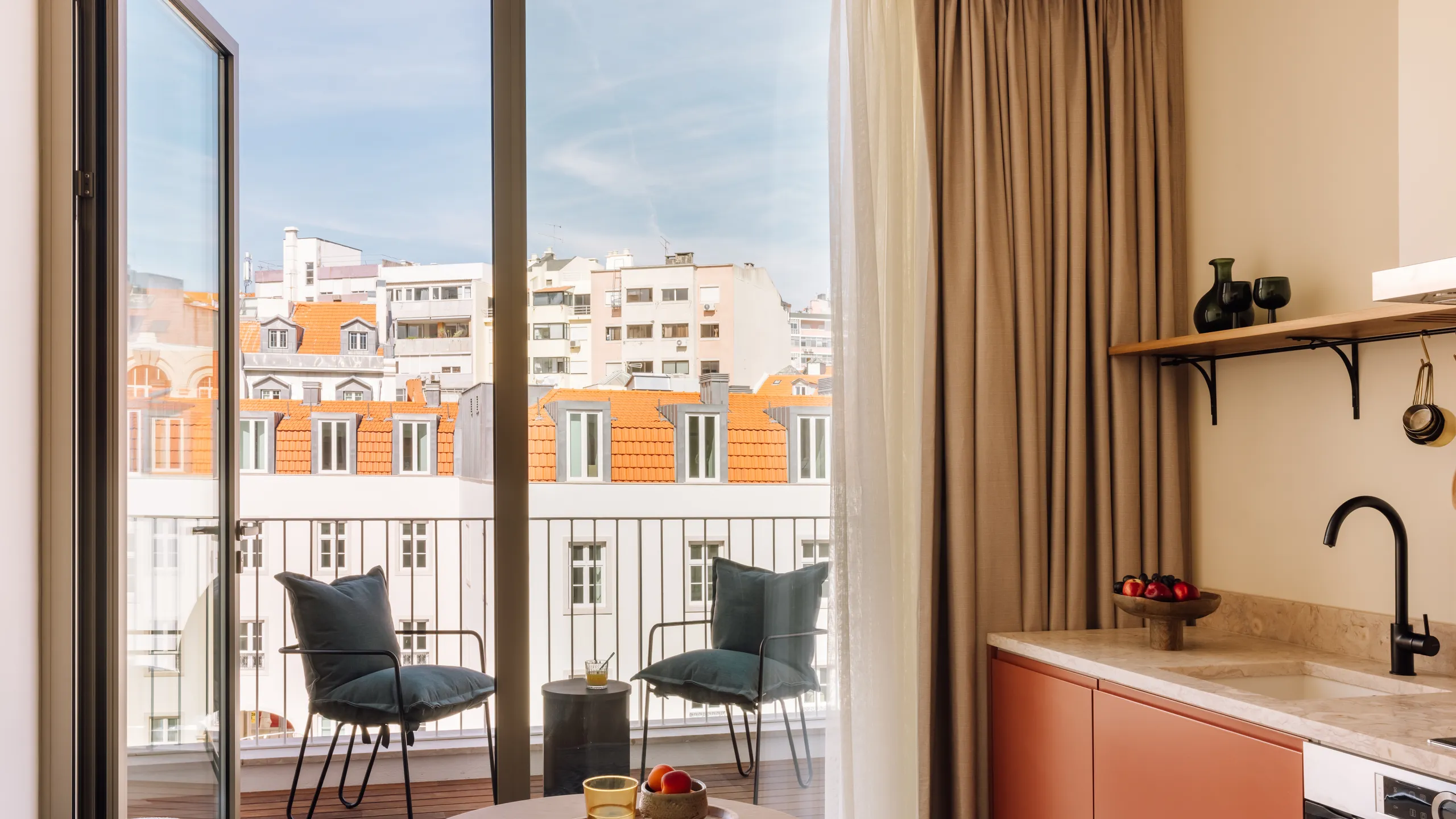 Locke de Santa Joana room and workspace