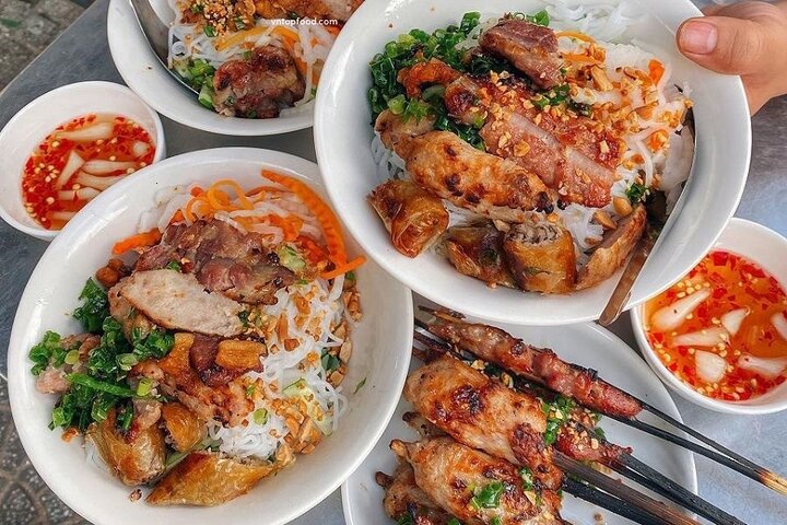 Ho Chi Minh Travel Guide - Saigon Evening Walking Street Food Tour