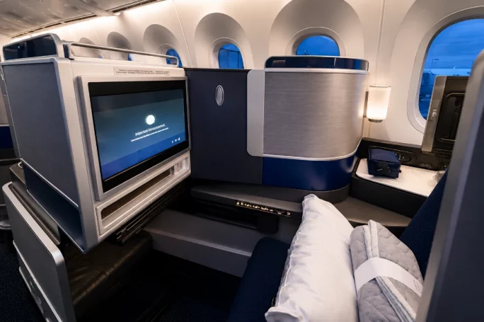 United Polaris Business Class Review: Frankfurt to Chicago (UA945) Service