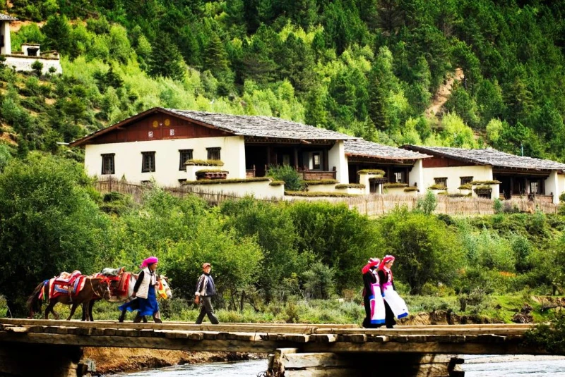 Banyan Tree Ringha Tibetan farmhouse lodge Shangri-La Yunnan